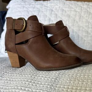 Vionic Brown Leather Ankle Boots size 9